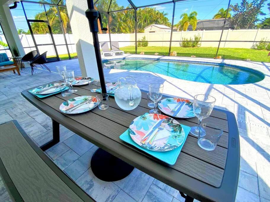Blue Door Retreat - Luxury Pool Home - Sleeps 8 Cape Coral Bagian luar foto