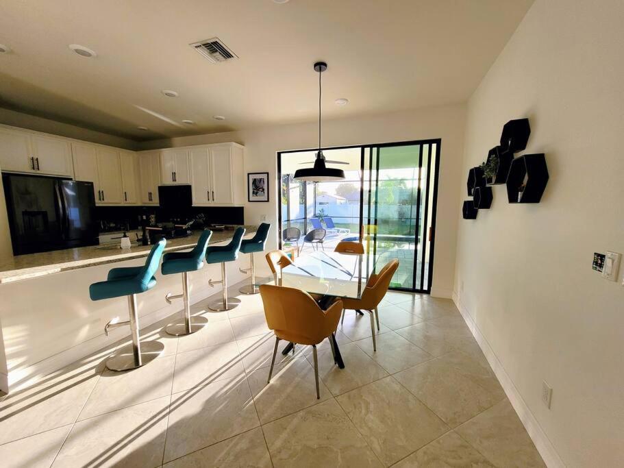 Blue Door Retreat - Luxury Pool Home - Sleeps 8 Cape Coral Bagian luar foto
