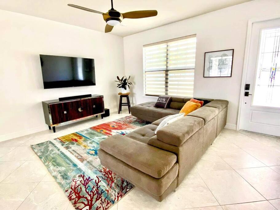Blue Door Retreat - Luxury Pool Home - Sleeps 8 Cape Coral Bagian luar foto