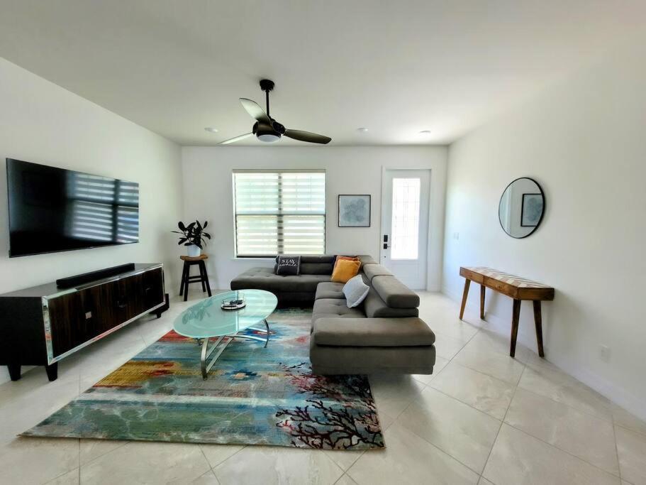 Blue Door Retreat - Luxury Pool Home - Sleeps 8 Cape Coral Bagian luar foto