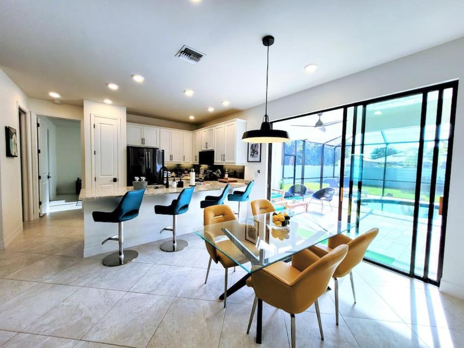 Blue Door Retreat - Luxury Pool Home - Sleeps 8 Cape Coral Bagian luar foto